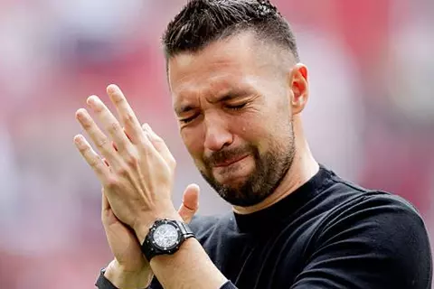 بعد خسارة الدوري.. أياكس يعلن رحيل مدربه